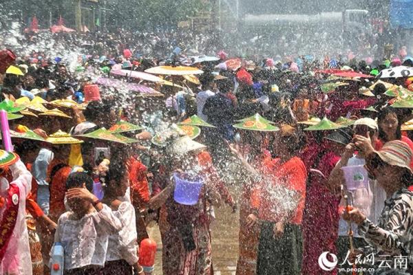 泼水节：欢乐泼水，感受傣族热情
