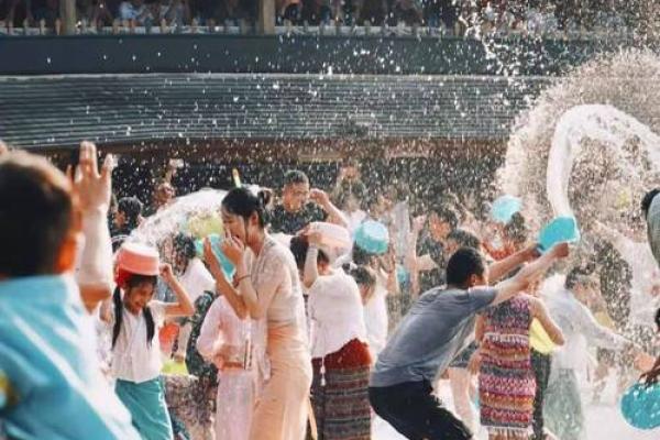 傣族泼水节：水中祈福，感悟傣族文化魅力