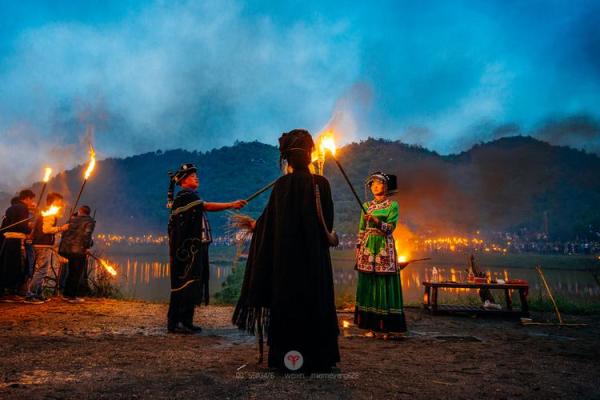 彝族火把节：火光照亮夜空，感受彝族精神
