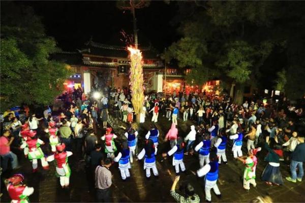 白族的火把节：燃放火把，传承民族文化