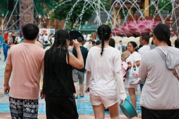 泼水节：水花飞溅，感受自然魅力