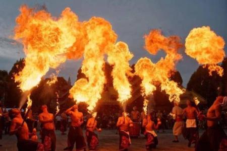 苗族火把节：燃烧激情，感受民族团结与自然力量