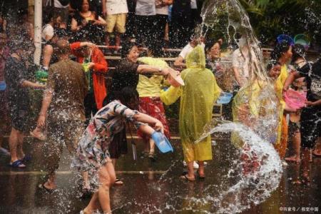 泼水节：水中狂欢，领略傣族习俗