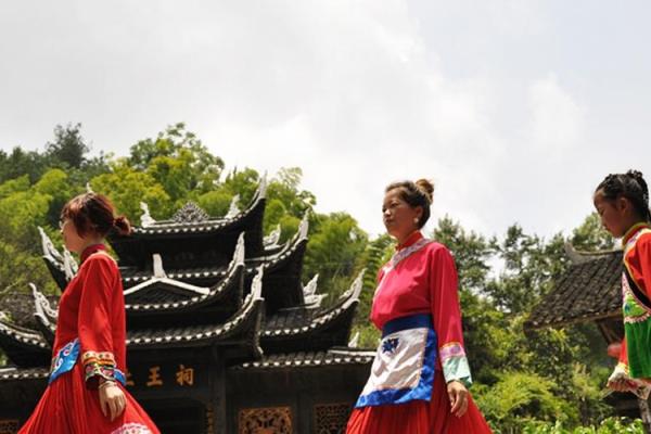 土家族摆手舞节：跳跃的舞蹈，传递土家族精神